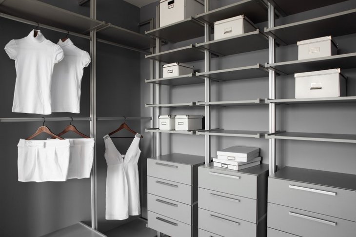 Garderobe med skuffer og hylder